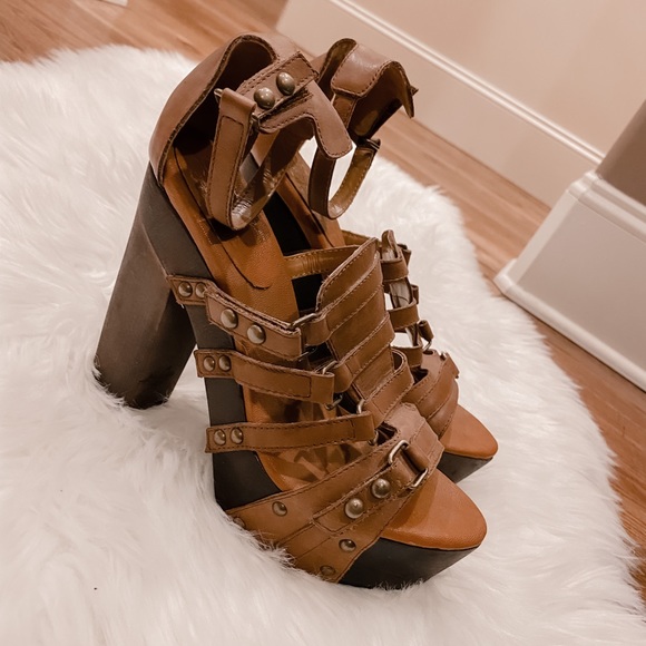 Studded Platform Clog Heel 7.5 - Picture 3 of 10